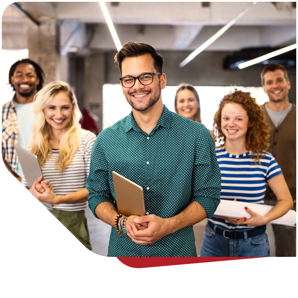 Eine Gruppe lächelnder, motivierter Mitarbeiter in einem modernen Büroumfeld, die den Teamgeist und die beruflichen Entwicklungsmöglichkeiten im Unternehmen repräsentiert.