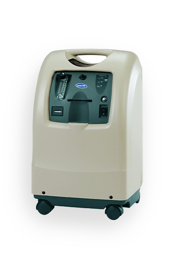 Der kompakte und energiesparende Invacare® Perfecto2 Sauerstoffkonzentrator (Hersteller Invacare), vertrieben von PMT Medizintechnik GmbH, zeigt sein Design auf Rollen mit Display und Bedienelementen.