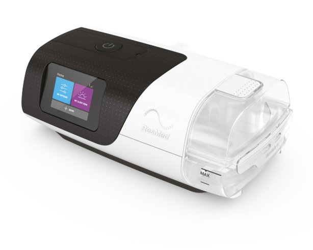 Das moderne CPAP-Gerät Resmed AirSense™ 11 AutoSet™ (Hersteller ResMed), vertrieben von PMT Medizintechnik GmbH, zeigt sein kompaktes Design mit Touchscreen-Display, Luftauslass und Steuerungselementen, geeignet für die Schlafapnoe-Therapie.
