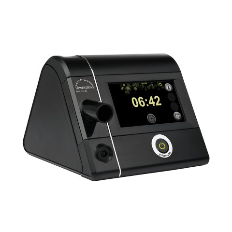 Das moderne APAP-Therapiegerät Löwenstein prisma20A (Hersteller Löwenstein), vertrieben von PMT Medizintechnik GmbH, zeigt sein kompaktes, dunkles Gehäuse mit beleuchtetem Display und Bedienelementen, geeignet für die Schlafapnoe-Therapie.